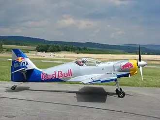 Een Zlín Z-50LX van het Flying Bulls Aerobatics Team