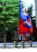 Superman-cosplayer met rode cape