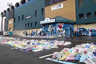 Bloemen voor Foé bij het stadion van Manchester City