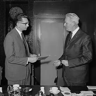 Fokke Sierksma (l.) ontvangt de Roland Holst-prijs uit handen van Garmt Stuiveling (1963)