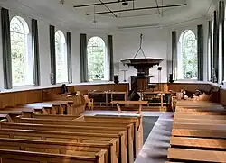 Interieur met preekstoel