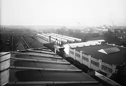 Nieuwe magazijnen (sheds) achter de fabriek rond 1916. Op de achtergrond het nog onbebouwde terrein van de latere Rivierenbuurt