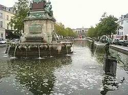 rechts een van de chimaera's (1897) voor de Anspach-fontein