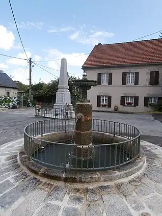 Dorpsfontein en oorlogsmonument