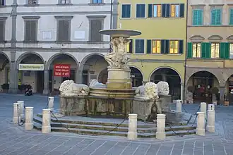 Fontein op Piazza Farinata degli Uberti