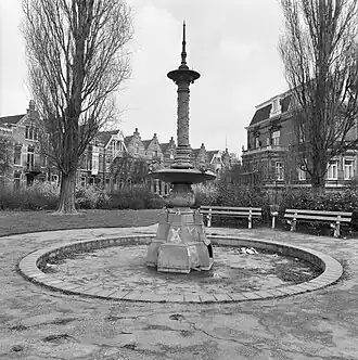 De opvallende fontein aan het Beverwijcksplein zoals deze er in 1984 uitzag. De fontein onderging een metamorfose en staat er nog altijd.