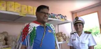 Josta Lewis en president Chan Santokhi bij de installatie van de Food Basket in Apoera, 2023