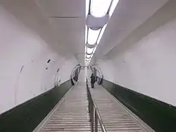 De reizigerstunnel tussen hal en perrons
