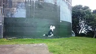 Een graffiti afbeelding van het hoofdpersonage 'Dog' in Auckland.