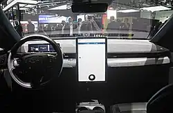 Interieur met het infotainmentscherm en draaiknop voor de volumeregeling