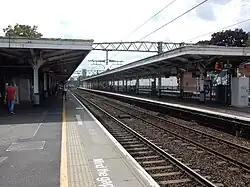 Sporen en perrons in de huisstijl van de Elizabeth line.