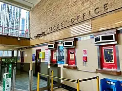 De voormalige loketten in de stationshal.