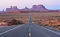 U.S. Route 163 loopt dwars door Monument Valley en is onderdeel van de National Scenic Byway; Trail of the Ancients