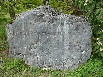 Zwerfkei met gravure aan de ingang