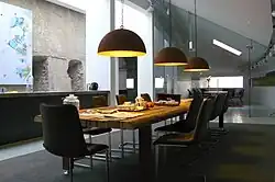 Het nieuwe kantoor en links nog de bakstenen muur van het wachthuis