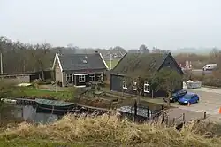 Zicht op loods en fortwachterswoning van uitzichtpunt