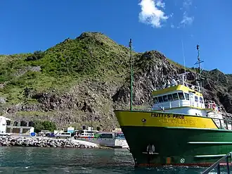 Fort Bay met het transportschip Mutty's Pride.
