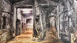 Impact van een holle lading op de toegangsdeuren op de middenverdieping