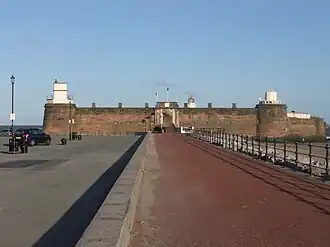 Aanzicht landzijde fort over weg en poort