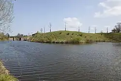 Aanzicht fort vanuit het zuiden, helemaal links de kraanbrug