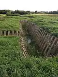 Bij Fort Ruigenhoek: Restanten / reconstructie van loopgraven.