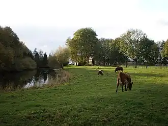 Links het fortterrein met de gracht en rechts de fortwachterswoning