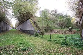 Keelgracht met links de contrescarp, midden de escarp en rechts de droge gracht naar het hoofd