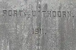 Naam en bouwjaar boven de poterne deuren