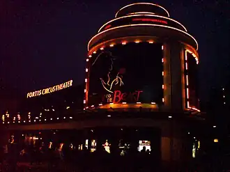 Circustheater in de avond