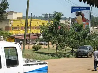 De Kasese Road die Fort Portal van noord naar zuid doorkruist.