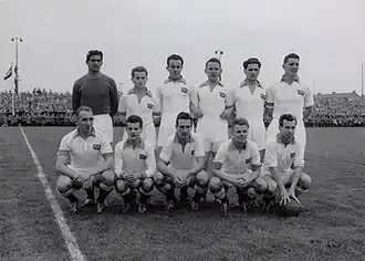 Pieneman, staand 2e van links, met Fortuna'54 in 1956