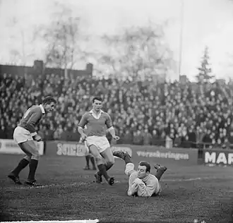 Fredrix (links) met Fortuna'54-teamgenoot Spitz Kohn en PSV-keeper Gert Bals op 3 januari 1965