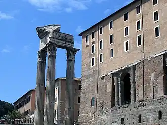 De drie resterende zuilen van de Tempel van Vespasianus
