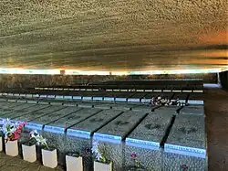 De grafzerken voor de slachtoffers onder de "monoliet".