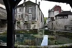 Fosse Dionne met het afvoerkanaaltje naar de rivier de Armançon