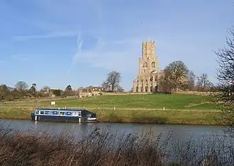 Fotheringhay met op de voorgrond het riviertje de Nene