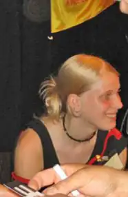 op haar eerste signeersessie in 2003