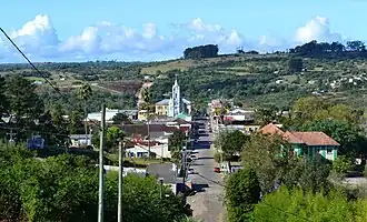 Uitzicht op Lavras do Sul met de katholieke kerk Santo Antônio