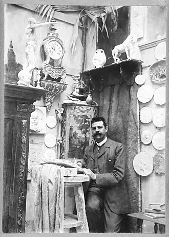 Edema van der Tuuk in zijn atelier