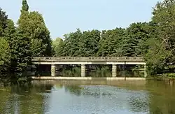 De spoorbrug over de Seine, van de thans grotendeels opgeheven spoorlijn van Troyes naar Gray