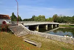De wegbrug over de Seine; de voorganger van deze brug staat op het wapenschild van de gemeente