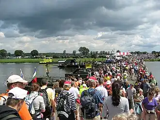 Wandelaars op de pontonbrug in Cuijk tijdens de Vierdaagse van 2009