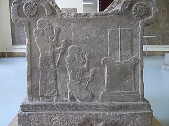 Tikulti-Ninurta I brengt een offer, 13e eeuw v. Chr. De afbeelding geldt al het oudst bekende weergave van een beweging.