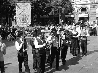 Een volksmuziekgroep in traditionele kleding op de place Saint-Georges in Toulouse