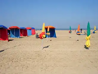 Kleurrijke parasols zijn typerend voor het strand van Deauville