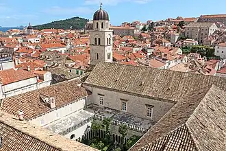 Deel van het kloostercomplex en haar Klokkentoren, waarop ook één van de kruisgangen met binnentuin te zien is