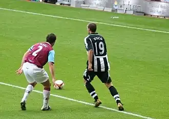 Xisco (rechts, in het zwart/wit)