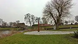 Dongjumervaart (linksonder) en Noordergracht. Het beeld Aukje op de hoek, Franeker