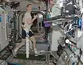 Astronaut Frank De Winne oefent op de Combined Operational Load Bearing External Resistance Treadmill (COLBERT)