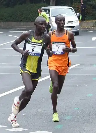 Hosea Rotich (links) naast Wilfred Kigen (rechts) tijdens de marathon van Frankfurt 2007